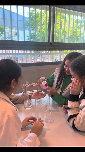 *Travaux Pratiques en Physique-Chimie - 1ère Année BAC : Préparation et Dilution des Solutions Aqueuses* Les travaux pratiques en chimie sont une composante essentielle du programme de la 1ère année BAC au Lycée ANISSE International School. Ils permettent aux élèves de consolider leurs acquis théoriques et d’assimiler de manière pratique les notions fondamentales. #anisseschool #excellenceineducation #TRAVAUXPRATIQUES #tp #labworks | ANISSE INTERNATIONAL SCHOOL