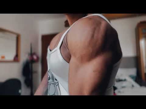 Muscle Goddess: Insane Pec & Bicep Flex