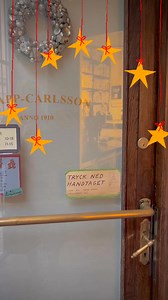 Herr Carlsson har tänt ljus och tagit fram granen, i sin lilla stjärngossestrut och stjärna ⭐️ Glad Lucia! | Knapp-Carlsson