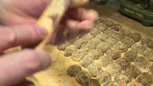 【Ginza Mitsukoshi】 【This Week at Ginza Sweets Park】 ＜Tsukinoya＞ is holding a LIVE cooking event this week at Ginza Sweets Park. You get to see and buy a delicious bracken-starch dumpling called warabimochi using carefully selected ingredients and made by hand. The warabimochi is made using aesthetic bracken starch and wraps soft, smooth red bean paste, and is kneaded at the kitchen built in the store. We also have a seasonally limited “kuri kinton” (mashed sweet chestnuts) using the season’s fir