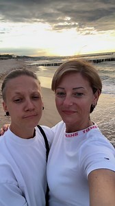 181K views · 2.6K reactions | Ein ganz typisches Video von uns – so wie wir miteinander sind.  Aber der Song hier ist etwas ganz Besonderes: unser eigenes Duett. ✨ Die Stimmen, die ihr hört, sind meine und die meiner Frau – und dieser Song bedeutet uns unglaublich viel. 﫶 Wir wünschen euch allen einen wundervollen Sonntag! ☀️ #Liebe #lgbtq | Julia F | Facebook