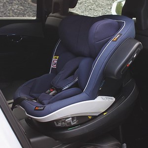 1.1K views · 26 reactions | Selv om iZi Modular RF i-Size kun kan brukes bakovervendt, tar den liten plass i bilen – uansett om du har den i oppreist eller i liggende stilling. Når hvilestillingen justeres, så glir bilbarnestolen ned i basen. Mer plass til personen i forsetet, og bedre hvilestilling for barnet! Smart, ikke sant? | BeSafe | Facebook