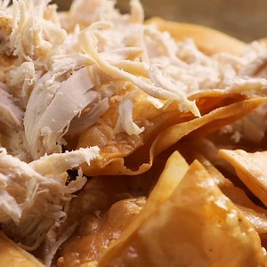 Atrévete a prepararlos y cambia el sabor de los chilaquiles tradicionales por estos chilaquiles de mole, una receta muy mexicana. | Delicioso