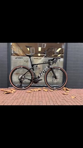 Factor Ostro gravel size 54 UD Gloss gereed! Afgemonteerd met Shimano GRX Di2 1x12 met Aeroblad van Wolf Tooth en de gravelwielset van DTSwiss de GRC1600 icm Schwalbe G one R Pro 45MM. De ultieme gravel wedstrijdfiets met ruimte tot circa 52MM aan bandbreedte. #factorostrogravel #bikeandrunzevenaar #dtswisswheels #shimanogrxdi2 | Bike&Run