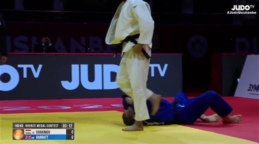 Караматулло Ҳакимов барандаи медали биринҷии Dushanbe Grand Slam 2025 шуд. Ӯ бо усули иппон Оливер Барраттии бритониёиро шикаст дод. | Pressa.TJ