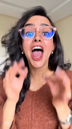 Arrêter de poser « Pourquoi tu as fait ça ? » à nos enfants… ce n’est pas un détail. C’est un changement radical dans la manière de communiquer. Parce que le “pourquoi” met l’enfant sur la défensive, augmente le cortisol et ferme le dialogue. Alors que “Qu’est-ce que tu as ressenti ? Qu’est-ce que tu voulais ? De quoi avais-tu besoin ?” ouvre une porte vers l’empathie, la compréhension et la coopération. C’est ce genre de micro-changement qui transforme un quotidien tendu… en un quotidien connec