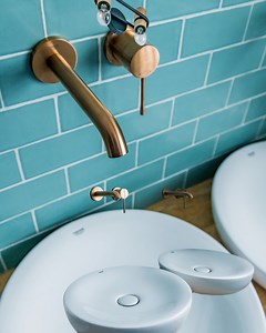 8.8K views | Močni barvni kontrasti so trenutno velik kopalniški trend – in všeč nam je kaj je Marta (https://brnw.ch/21wBRA6) naredila!  Aqua ploščice in GROHE Brushed Cool Sunrise izgledajo osupljivo v kombinaciji. Kompaktna kopalnica zdaj deluje kot super elegantno zatočišče. ⬇️Katero barvo bi izbrali za svojo kopalnico?  #GROHE #Belgiumbathroom | GROHE Slovenia | Facebook