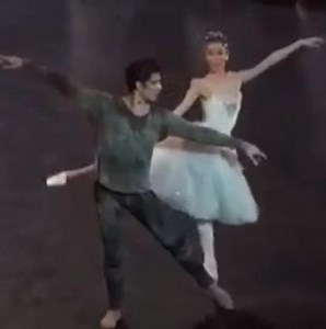 Sae Eun Park and Audric Bezard in La Source Ballet de l'Opéra National de Paris | Núcleo de Dança Carolina Cox