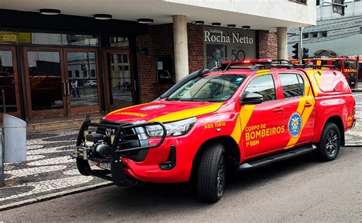 Susto! Princípio de incêndio no teto do Teatro Guairinha mobiliza bombeiros; veja vídeo