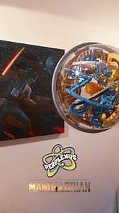 🎯 Mission acceptée ? Plonge dans un labyrinthe galactique en 3D avec le Perplexus The Mandalorian ✨ de @spinmasterfrance 80 obstacles inédits, un parcours ultra complexe inspiré de la série culte, des sculptures immersives… et une révélation finale légendaire : Grogu t’attend à la fin 💚 Grâce au bouton extérieur, garde le contrôle de la bille et relève chaque défi comme un vrai chasseur de primes. 🎯 Dès 8 ans 💫 Édition spéciale fans & joueurs aguerris Que la précision soit avec toi. Merci @s