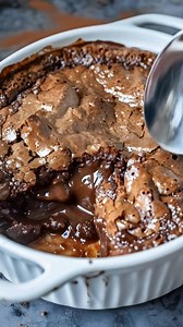 Homemade 🚝 Chocolate Cobbler – Warm, Gooey & Melt-in-Your-Mouth Delicious! 🛒 Ingredients: For the Batter: 🌾 1 cup all-purpose flour 🍬 3/4 cup sugar 🍫 2 tbsp unsweetened cocoa powder 🧂 2 tsp baking powder 🧂 1/4 tsp salt 🥛 1/2 cup milk 🧈 1/3 cup melted butter 🌿 1 tsp vanilla extract 😽 | Easy Recipe Mama's