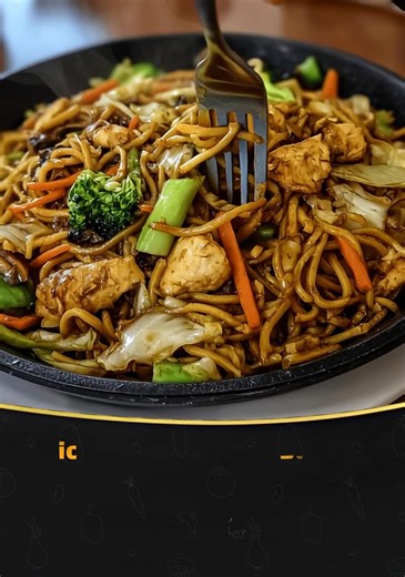 11K views · 51 reactions | Garlic Chicken Lo Mein Stir Fry 襤 Ingredients: For the Chicken: 2 chicken breasts, cubed 1 tbsp garlic powder Salt and pepper, to taste 1 tbsp fish sauce 1 tsp fresh ginger, grated Recipe in First Coʍmеոτ  Enjoy ❤️ | Soul Recipes | Facebook