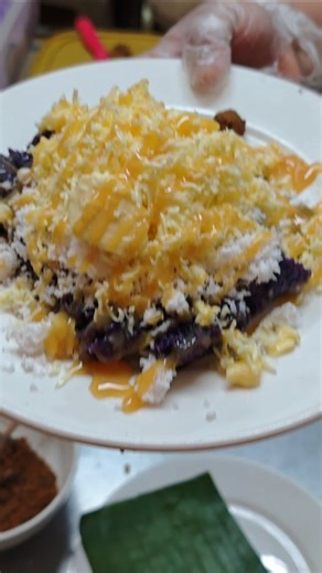 foodie mom 🍽 on Instagram: "𝙋𝙐𝙏𝙊 𝘽𝙐𝙈𝘽𝙊𝙉𝙂 🇵🇭✨ A traditional Filipino purple steamed rice cake (puto) that is a popular delicacy, especially during the Christmas season in the Philippines. It is typically made from a unique dark purple glutinous rice called "pirurutong" and traditionally steamed inside bamboo tubes (bumbong ng kawayan), which gives it its name and distinct log shape. ⚜️🇱🇹⚜️🇯🇪⚜️🇲🇱⚜️🇲🇲⚜️🇳🇬⚜️🇵🇼⚜️ “Food is everything we are. It’s an extension of nationalist f