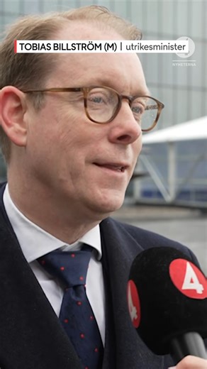 Svenska flaggan är hissad vid Natohögkvarteret i Bryssel. Och ingen verkar vara gladare än utrikesminister Tobias Billström. | TV4 Nyheterna