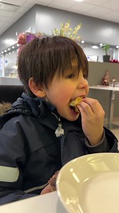 Renang di Finlandia - rata-rata kolam renang buatan di Finlandia adalah indoor, tau sendiri kan di sini musim dinginnya panjaaaaang bahkan sampe 8bln dan airnya tentu hangat. - Kita biasa renang ke kolam renang umum, kadang ke spa hotel. - Tarif di tempat ini sekitar 7€ untuk dewasa, bisa juga tiket keluarga (2dewasa 2anak) yg biasanya lebih murah 21€ - tarif kolam renang di SPA hotel biasanya lebih mahal, tergantung hotelnya dan musim-nya. Misalnya peak season lebih mahal - untuk renang, biasan