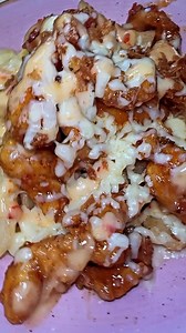 Honey chilli chip bowl with homemade salted chilli chicken in honey chilli sauce, homemade chips, topped with melted cheese, chilli Mayo & crispy onions. | Cafe Vibe & Restaurant