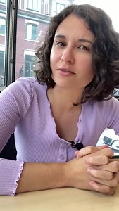 Même si les cabinets ministériels font des efforts pour atteindre la parité, les femmes demeurent sous-représentées en politique. La discrimination positive est une manière de favoriser les femmes à intégrer ce milieu, mais est-elle justifiée? Anne-Sophie Roy a rencontré des expertes pour répondre à la question. | ICI Québec