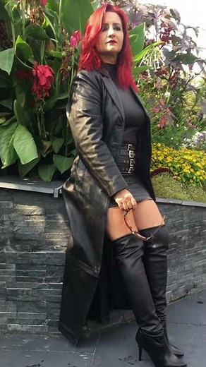 LeatherAmber shows her beautiful leather & leather thighboots