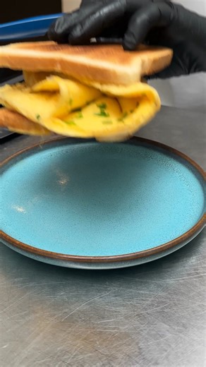 1.9K views | Stuffed Omelet Sandwich! A breakfast hug in bread form 珞索 | Chefclub GruB | Facebook