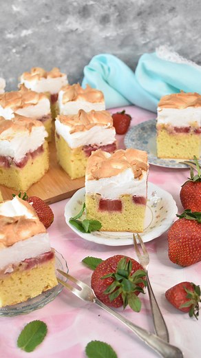 Prajitura pufoasa cu capsuni si bezea, nu e chiar ceea ce se numeste pandispan cu fructe, este una dintre acele retete pe care e bine sa o ai intotdeauna la indemana. Mai ales daca aveti albusuri ramase prin frigider, mereu e bine-venita o reteta simpla si buna de prajitura pufoasa cu fructe si bezea, nu-i asa? #prajituracuccapsuni #retetavideo #prajituracubezea #capsuni #retetecucapsuni #desertdevara #prajituracufructe #retetesimple #retetedesert #reteterapide #reteteusoare #pandispancufructe #