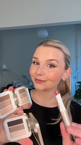 Nyheter från Jane Iredale! 💄✨ Olivia visar upp två nya färger i PurePressed Eye Shadow Triple i färgerna: "Driftwood" och "Riverstone". Dessutom visar hon två nya nyanser av ColorLuxe Hydrating Lipstick: "Copper Dune" och "Desert Rose"– krämiga läppstift med massor av fukt och pigment!⁠ Vilken nyhet blir din favorit? Spana in videon och låt dig inspireras! 💋🌸 👀 https://www.hudoteket.se/jane-iredale-eye-shadows-trippel 💄 https://www.hudoteket.se/jane-iredale-colorluxe-hydrating-cream-lipstic