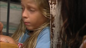 Daniel pede para seu investigador procurar por Pestana. Enquanto isso, Bira é suspeito de ajudar Daniel a fugir e fica preso na delegacia mas Clarice tenta ajudá-lo. Dr. Vitor recebe alta. Também neste capítulo, o juiz Alexandre e a assistente social Leonora vão até a casa de Padilha para dizer que a guarda provisória de Nininha e Zezinho vai ficar com o taxista. Enquanto isso, Joana fica ansiosa para conhecer Velho Gui. Tóquio | Seul | Dili 14:00 Manila 13:00 Sydney 16:00 Wellington 18:00 👉 As