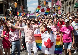 Justin Trudeau défile à la Gay Pride de Toronto