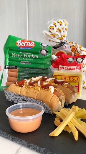 ¿Cuántos por aquí aprovechan los miércoles de cine? Celebremos el día Internacional del Hot Dog armando nuestro propio miércoles de película desde la comodidad de tu hogar 🎬🌟🌭 Aquí está todo lo necesitas para disfrutar este día: La famosa salchicha New Yorker, pan perro, queso en lonchas, salsas, e incluso, portaperros divinos para que cada bocado sea una escena digna de aplausos! 👏🏼🎥 CALI 📍 ➡CALLE QUINTA Calle 5 No. 6-54 (Frente a Comfenalco) Cel: 320 775 8991 - 311 377 4628 ➡MANZANARES 