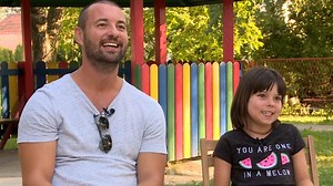 NOVA TV devetu sezonu zaredom donosi dramsku seriju koja će vas zasigurno prikovati uz male ekrane. Serija Čista ljubav, koju ćete moći gledati od jeseni, donosi zanimljivu priču. Jedna od okosnica radnje bit će odnos oca, kojeg glumi Ivan Herceg i kćeri, koju će utjeloviti devetogodišnja Dora Arar. 😃👧http://bit.ly/IvanHercegIDoraArar | IN MAGAZIN