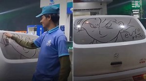 गजब: जबरदस्त आर्टिस्ट निकला ये पेट्रोलकर्मी, गाड़ी के गंदे शीशे पर उंगली से बना डाला शानदार कार्टून