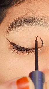 Lightning Graphic Eyeliner Hack | Trendy Eye Makeup #EyeMakeup #anabelladecontanza #trend #makeup #viral #fblifestyle | Fatima Fashion Designer