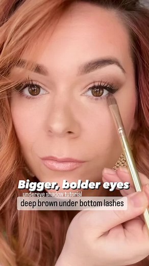 Bigger, bolder eyes 👀. A little undereye shadow can easily glam up your eye look (bonus: it camouflages undereye creases too!). Stey-by-Step✨Apply a deep brown eyeshadow under the outer half of bottom lashline (a flat brush is best for this)✨Soften with medium brown eyeshadow. Sweep this up to connect to your crease shade (small fluffy brush)✨Clean up with a creamy concealer & buff it out for no harsh lines✨Apply an ivory eye pencil just at the edge of the waterline — this lets a little light i