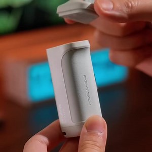 4.6K views · 25 reactions | Dengan magcam phone grip ni, kau boleh snap gambar macam pro, tak perlu risau phone terbang entah ke mana藍. Ada butang kawalan Bluetooth yang boleh zoom, tukar mode kamera, dan record tanpa perlu tekan skrin. Sesuai untuk iPhone dan Android. Benda ni juga boleh jadi power bank, tak perlu stress bateri habis time tengah buat content! Beli dekat sini https://s.shopee.com.my/3q8fSSCyKP | Khairulaming Fans Club | Facebook