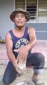 Sekarang musim buah, ni cara halau kera, guna belacan, padanlah ada peribahasa "seperti kera kena belacan" 😅 Kredit: Ap Apit Kuala Ketil / VideoViral Malaysia | Denaihati Network