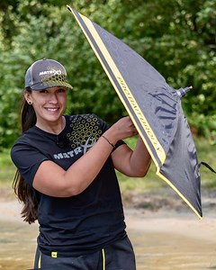 Marta Gottwald Fishing przedstawi Wam zalety naszego parasola PRO BAIT BROLLY😀 | Fish Matrix