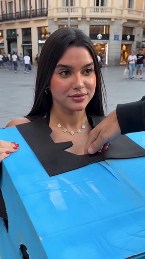 Blaue Box Reaktionen: Leute erst lachen, dann sprachlos
