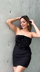 ¡Tú tienes el date, nosotros el traje!🤍🖤❤️ Si estás en búsqueda de un trajecito cocktail cómodo y lindo a la vez, aquí te mostramos el perfecto. Con su detalle de flor grande en la parte frontal, lograrás el look elegante que tanto buscas. Ya disponible en tienda física y online: www.lemenina.com Marginal Caná, Bayamón 787.200.5447 #cocktaildress #flowerdress #minidress #newin #shopsmall #shoplocal #lemenina #boutique #onlinestore | Le Menina