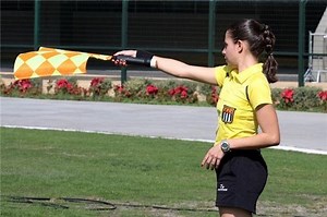 Mujer árbitro le responde a un jugador - Futbol Sapiens