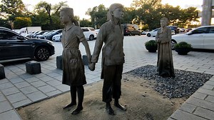 Seoul Comfort Women Memorial อนุสรณ์สถานสตรีแห่งกรุงโซล คือรำลึกการถูกกระทำทารุณทางเพศ ของทหารญี่ปุ่น ที่ทำต่อคนเกาหลีเพศหญิง เขาไม่อยากให้เรื่องนี้ถูกลืม เพราะปกติเมื่อถูกข่มขืน ผู้หญิงก็ไม่อยากบอก สุดท้ายเรื่องก็เงียบ และมันก็จะเกิดขึ้นกับคนอื่นอีก เขาอยากให้เป็นบทเรียน อยากให้โลกรู้ว่ามีเรื่องแบบนี้เกิดขึ้นในสงคราม และไม่อยากให้เกิดขึ้นอีก #seoul #southkorea #เกาหลีใต้ | Go No Guide