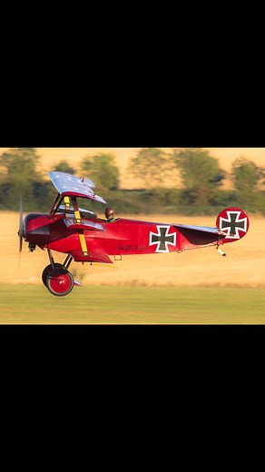 Incredible sight! 🔥 The legendary Fokker Dr.I Triplane in its full, red livery, performing a low pass. This is an icon of aviation history, bringing to mind the aces of World War I. 🇩🇪✈️ The perfect light captured every detail of this amazing replica or restored aircraft. A true gem for fans of aviation and history! What do you think of this machine? Let me know in the comments! 👇 . ​#fokkerdri #fokker #triplane #redbaron #wwi #worldwarone #greatwar #historicaircraft #vintageaviation #biplan
