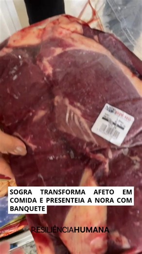 Amanda resolveu mostrar na internet o verdadeiro significado de ser mimada pela sogra. No vídeo, ela registra dona Meire chegando com nada menos que vários isopores cheios de delícias: pasta de alho, carne com farofa, frango, polpas de suco, feijoada e até carne pra assar. Um verdadeiro delivery de sogra com amor! No fim, Meire ainda brinca: “Agora é se virar”, se referindo ao desafio de guardar tudo na geladeira. Nos comentários, só elogios pra sogra Meire: “Quando essa senhora lançar um curso 