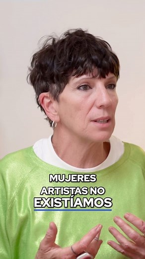 🎨 En #ArteEnDialogo, Ana Gallardo reflexiona sobre los desafíos que enfrentó como parte de una generación en la que el mercado del arte estaba mayoritariamente dominado por hombres artistas. Ana aborda la violencia contra las mujeres y los múltiples roles que deben asumir mientras persiguen sus pasiones, especialmente en el mundo del arte. Esto no solo refleja su lucha personal, sino que también resalta el cambio gradual hacia una mayor inclusión y reconocimiento de las mujeres en el arte. 📅 P