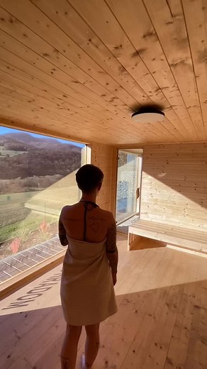 Oddýchni si v srdci prírody 🌿 Sauna pod hradom ponúka teplo, ticho a výhľad, ktorý pohladí dušu. Zastav sa. Dýchaj. Uvoľni sa. 🧖‍♂️ Rezervuj si svoj čas pokoja ešte dnes. #relax #saunapodhra dom #wellness #odd ych #príroda #hradvpozadí #wellnessslovensko @saunapodhradom | Sára Bolišingová