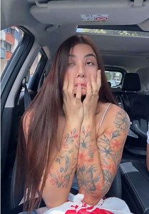 Mi esposo me pidió que le enviara un video de cómo me pongo cuando pienso en él… 🥰✨ Y yo, toda romántica, procedí a enviarle una recopilación de mis mejores caras de estrés, preocupación y “¿ahora qué hizo?” 🤦‍♀️😂 Porque el amor verdadero no siempre se demuestra con corazones… a veces se demuestra sobreviviendo a la preocupación diaria que te da esa persona. 😅❤️ Hashtags: #HumorDePareja #MatrimonioReal #VidaEnPareja