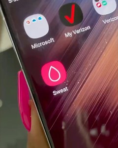 Lele Pons on Instagram: "Workout with me on the @sweat app and get that booty burning ! #ad"