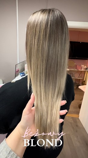 Przed i po🙌🏼 I taką koloryzacje można odświeżać nawet raz do roku 😊 ✨Patrzcie na ten blask we włosach ✨ A Ty masz już zamówiony czas do fryzjera na odświeżenie przed wiosną? #hair #wellacolortouch #airtouch #backcombing #blonde #wella #frisörsalongsödertälje #foryou | Studio Hair & Lashes