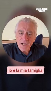 Robert De Niro augura pace al popolo ucraino Uno degli artisti più amati di sempre ha voluto rivolgere un messaggio chiaro e sentito al popolo ucraino in questo periodo di festa. In questi anni, numerose celebrità internazionali hanno espresso e continuano a esprimere il loro sostegno all’Ucraina, senza ambiguità né doppi standard. «In questo periodo di festa, io e la mia famiglia auguriamo al popolo ucraino gioia, prosperità e sicurezza. Libertà, pace e amore. Slava Ukraini». Parole semplici, m