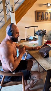 🚨 Ma femme @la_femme_du_coach_ vient d’annoncer ma pathologie… Après des années de silence, le diagnostic est tombé 😳 🧠 Je suis atteint du T.D.C.D.B 👉 Trou Du De Bordélique 📌 Elle range tout derrière moi 📌 Elle met des post-it PARTOUT 📌 Elle anticipe même ce que je n’ai pas encore fait 🐱👦 Même notre fils et notre chat semblent contaminés… On parle clairement d’un phénomène familial. 💬 Toutes les femmes qui vivent avec un TDCDB, manifestez-vous Vous n’êtes pas seules 😅 ➡️ Création offi