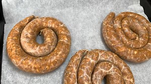 129K views · 665 reactions | Carnati de porc Reteta ☘️700 gr slanina ☘️1 kg pulpa de porc ☘️1 kg spata de porc ☘️2 capatani de usturoi ☘️30 gr de sare ☘️2 lingurite boia dulce ☘️1 lingurita piper ☘️2 m intestine de porc Recipe ☘️ 700 gr pork fat ☘️ 1 kg pork leg ☘️ 1 kg pork loin ☘️ 2 heads of garlic ☘️ 30 grams of salt ☘️ 2 teaspoons sweet paprika ☘️ 1 teaspoon pepper ☘️2 m pig intestines | Ella Cooking | Facebook