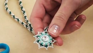 How to Weave a Basic Beaded Bezel